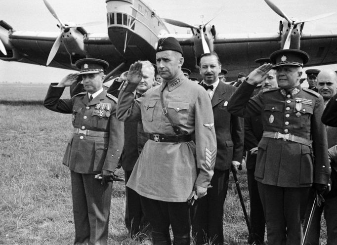 Přílet sovětské letecké delegace do Prahy. Zleva velitel čs.letectva gen. Jaroslav Fajfr , velitel sovět. letectva gen. Jakov Ivanovič Alksnis, gen. Karel Husárek.