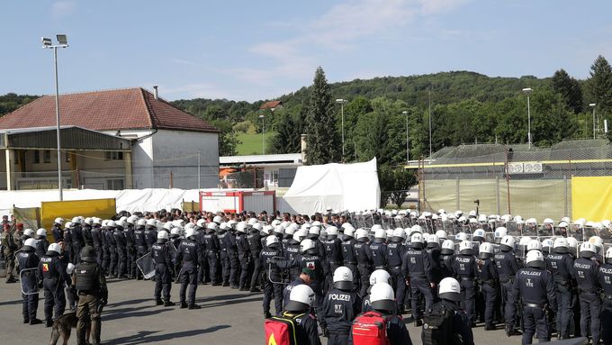 Rakouští policisté a vojáci nacvičovali zadržování běženců.