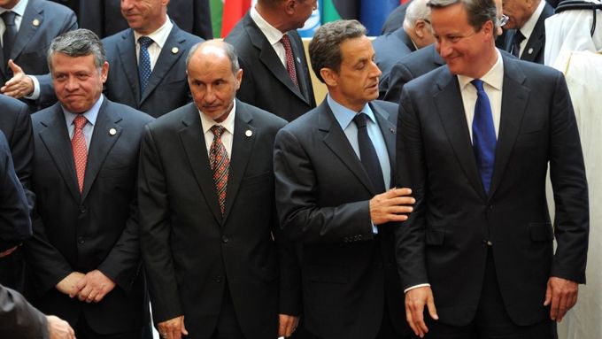 Francouzský prezident Sarkozy a britský premiér Cameron konferenci předsedali.
