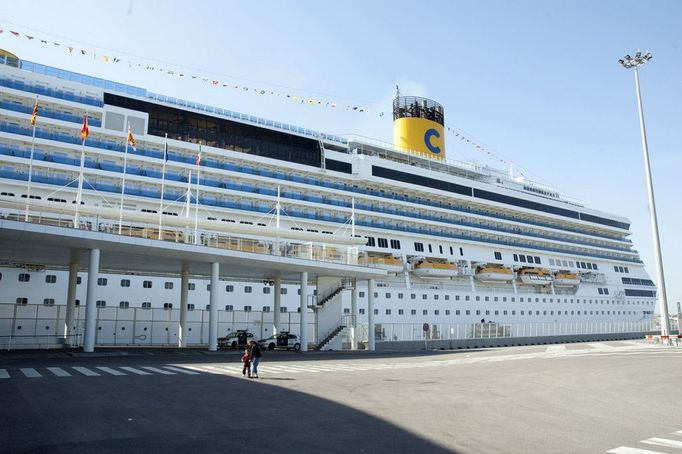 Costa Concordia v Barceloně - dole policejní auta.