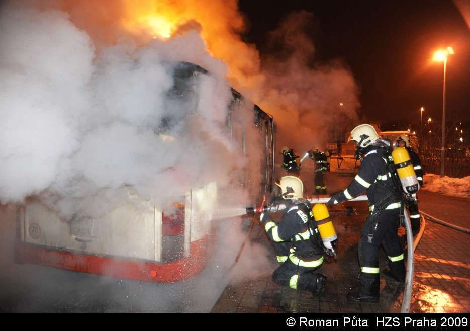 V Praze shořel autobus MHD