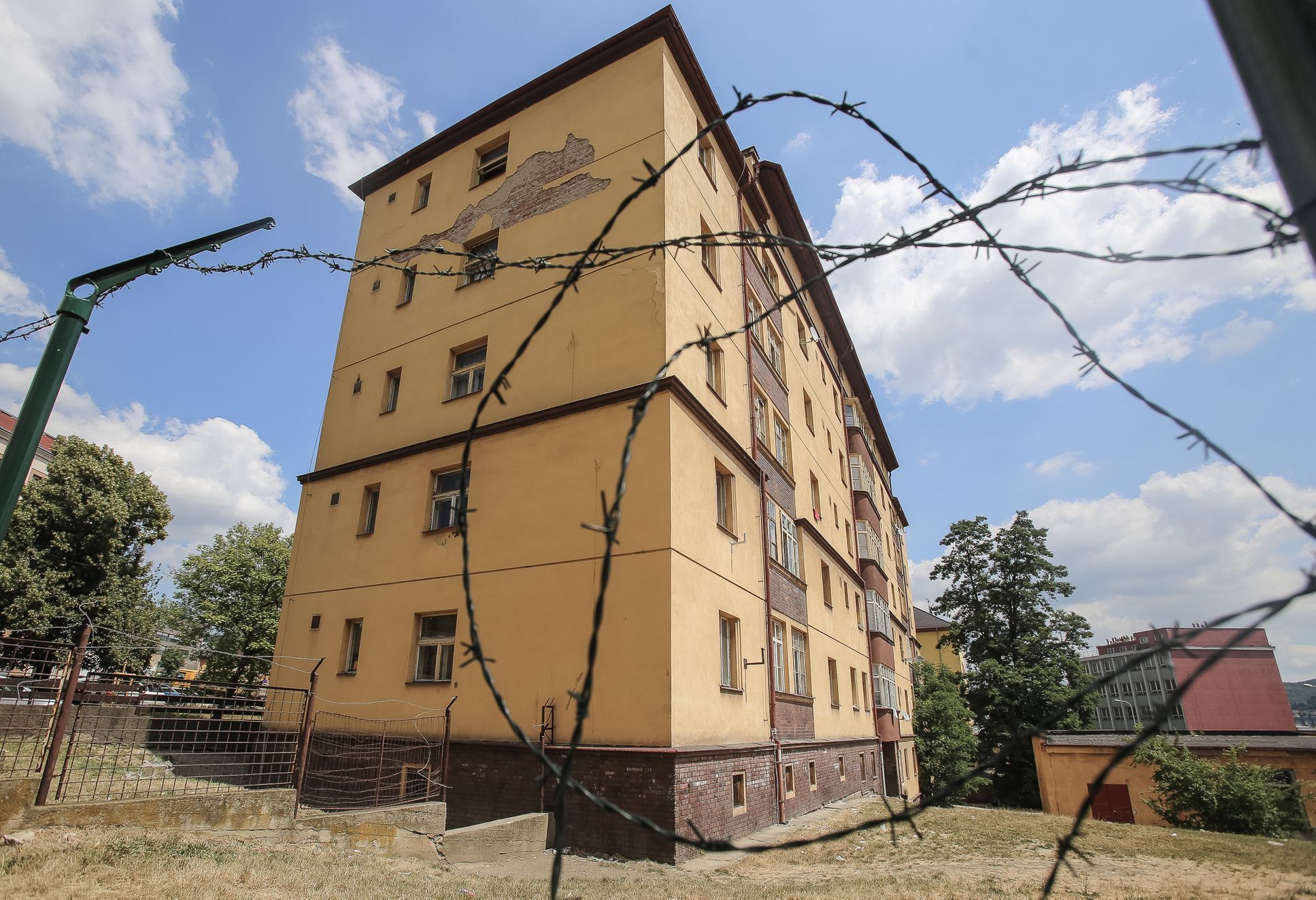 Dvě už brzy uzavřené ubytovny v Ústí nad Labem, jejich převážně romští obyvatelé a protest proti zavření