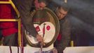 Men tap wine from a barrel during the official launch of the 2012 Beaujolais Nouveau wine in the center of Lyon early November 15, 2012. REUTERS/Robert Pratta (FRANCE - Tags: SOCIETY) Published: Lis. 15, 2012, 2:20 dop.