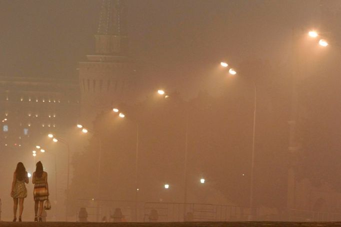 Moskevský smog lze fotit i v noci. (Snímek byl pořízen ze čtvrtka na pátek.)