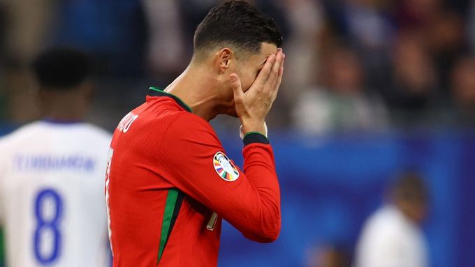 Cristiano Ronaldo sice penaltu v rozstřelu proměnil, ale skončil v slzách