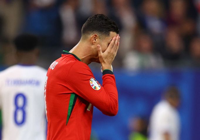 Cristiano Ronaldo sice penaltu v rozstřelu proměnil, ale skončil v slzách