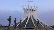 Metropolitní katedrála Brasília vznikla podle návrhu významného brazilského architekta Oscara Niemeyera, který se inspiroval indiánskými pyramidami. Konstrukce se skládá ze šestnácti tvarovaných betonových bloků a má připomínat Kristovu trnovou korunu.