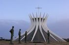 Metropolitní katedrála Brasília vznikla podle návrhu významného brazilského architekta Oscara Niemeyera, který se inspiroval indiánskými pyramidami. Konstrukce se skládá ze šestnácti tvarovaných betonových bloků a má připomínat Kristovu trnovou korunu.