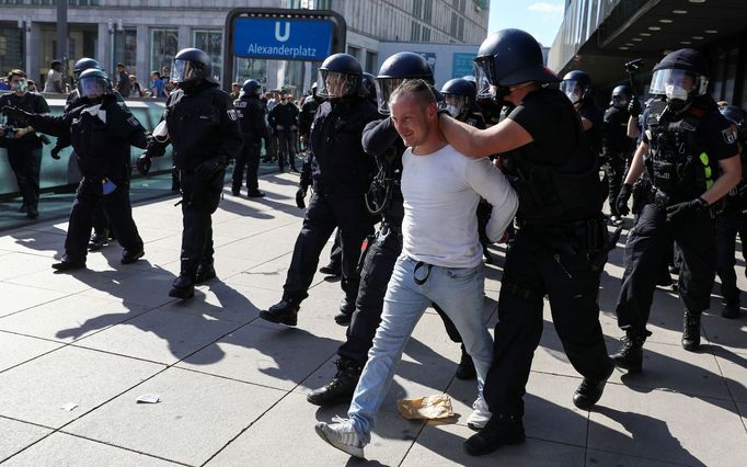 Protest proti koronavirovým opatřením v Berlíně.