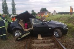 V Lubech na Chebsku se srazil vlak s autem, 4 zranění