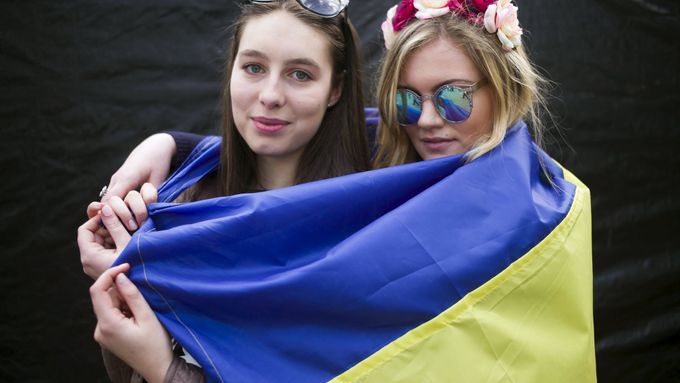 Dvě Ukrajinky, žijící trvale v Nizozemsku, agitují před referendem v Amsterodamu.
