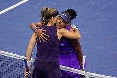 Nejlepší ruce světa, loučí se New York s Muchovou. Naomi si užívá komickou "pomstu"