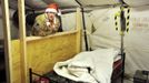 Britain's Prince Harry wears a Santa Claus hat as he shows media his sleeping area and bed at the VHR (very high readiness) tent at Camp Bastion, southern Afghanistan in this photograph taken December 12, 2012, and released January 21, 2013. The Prince, who is serving as a pilot/gunner with 662 Squadron Army Air Corps, is on a posting to Afghanistan that runs from September 2012 to January 2013. Photograph taken December 12, 2012. REUTERS/John Stillwell/Pool (AFGHANISTAN - Tags: MILITARY POLITICS SOCIETY ROYALS CONFLICT) Published: Led. 21, 2013, 7:41 odp.