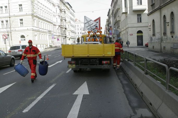 Jednotka dopravního značení se připravuje na zásah.