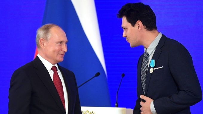 Ruský prezident Vladimir Putin v roce 2018 udělil Puškinovu medaili herci Miloši Bikovičovi (vpravo).