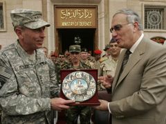 Generál Petraeus převzal od iráckého ministra obrany generála Abdúla Kádira Jásima při ceremonii ke svému odchodu z Iráku upomínkový předmět