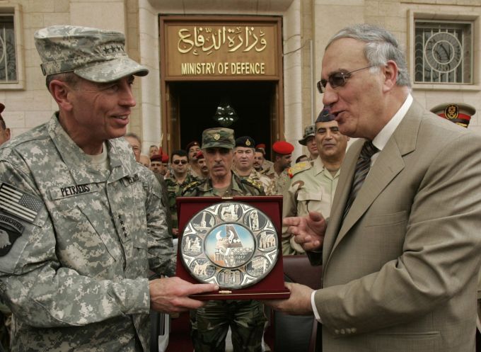 Generál Petraeus převzal od iráckého ministra obrany generála Abdúla Kadíra Jásima při ceremonii ke svému odchodu z Iráku upomínkový předmět