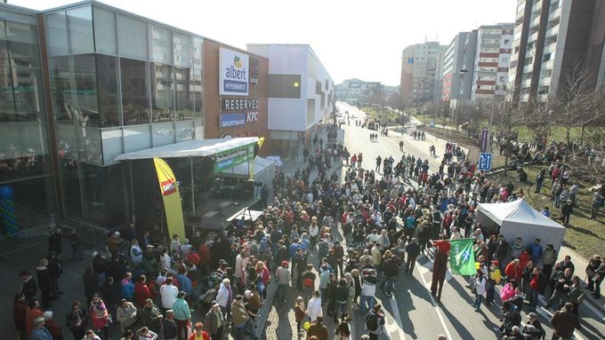 Foto: Svátek konzumu v Kladně. Nové nákupní centrum otevřelo