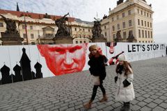 Zeman, Putin a Si. Aktivisté varovali na Pražském hradě před dezinformacemi