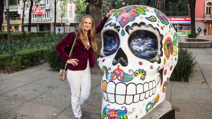 Den mrtvých oslavují Mexičané i tak, že na hlavní avenidě v Mexico City vystaví na desítky obřích lebek od mexických umělců. Díla se po skončení oslav vydraží.
