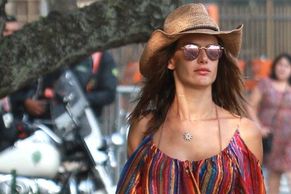 Móda odhalených ramenou: Využijte posledních teplých dnů