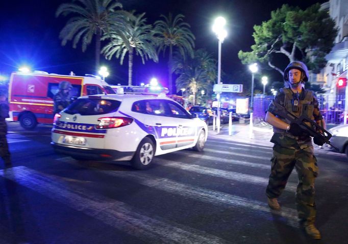 Na místě zasahují francouzští policisté spolu s vojáky a záchranáři.