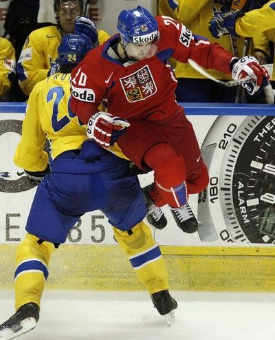 Jakub Klepiš se snaží uhnout Jonasi Frogrenovi.