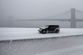 Obrazem: New Yorkem prosvištěla nevídaná bouře. V centru napadlo 68 centimetrů sněhu