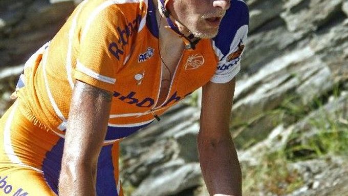 Dánský cyklista Michael Rasmussen ze stáje Rabobank stoupá na jeden z vrcholů osmé etapy Tour de France.