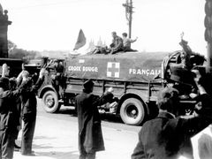 Květen 1945, Praha. Vůz francouzského Červeného kříže u Národního divadla.