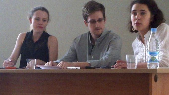 Snowden na letišti žádá o ruský azyl