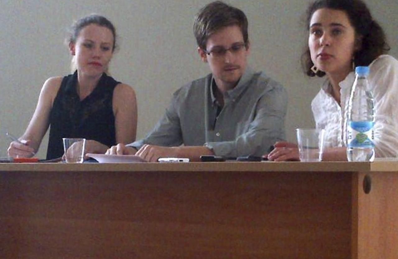 Snowden na letišti žádá o ruský azyl