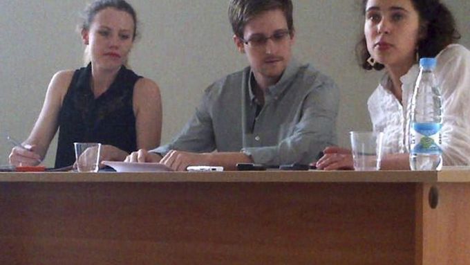 Edward Snowden na tiskové konferenci na letišti.