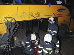 Slovenští hasiči odbavují vrak autobusu linky Bardějov-Praha.