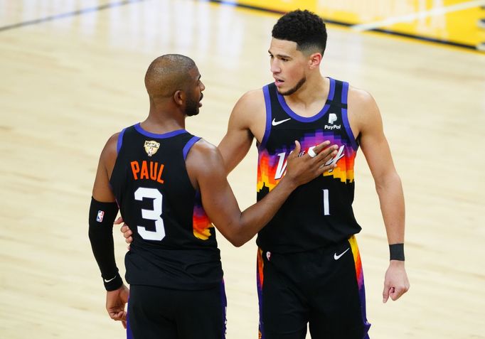 Devin Booker a Chris Paul (Phoenix Suns)