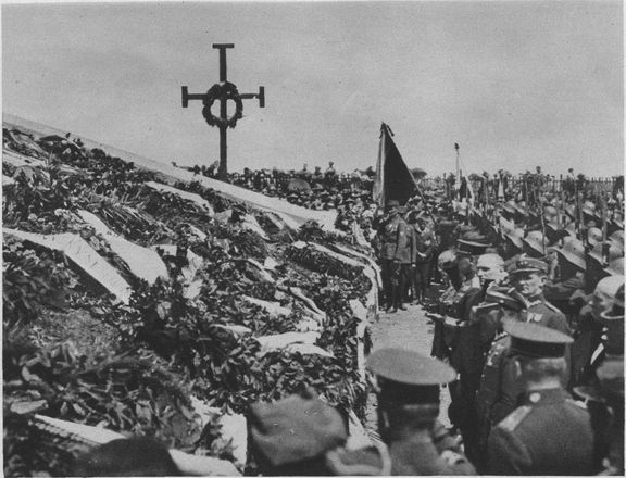 Celonárodní pouť k památníku bitvy u Zborova v roce 1927.