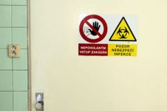 Česko má nové podezření na ebolu: Žena upadla do mdlob