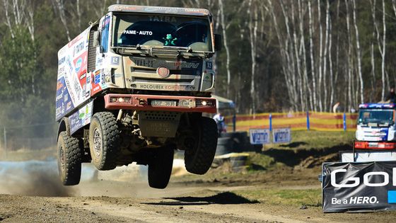 Tatru v letu uvidíte v Česku výjimečně. I to byl důvod, proč Dakar Setkání sledovaly v Sosnové zaplněné tribuny.