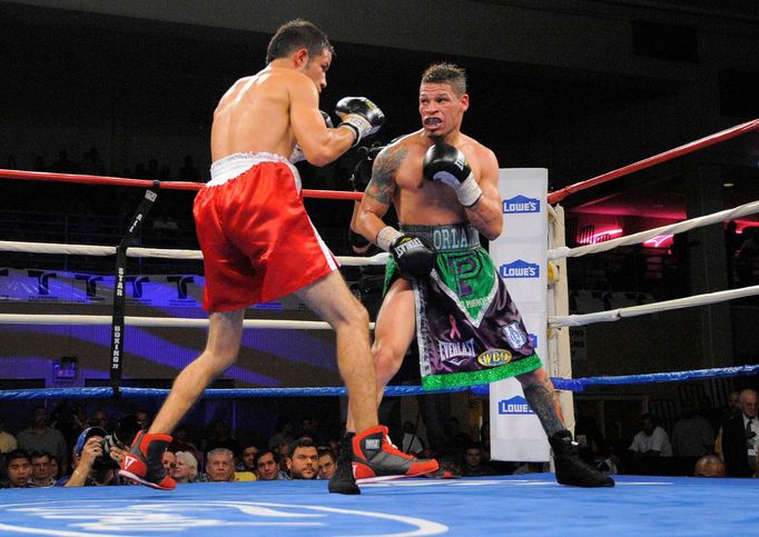 Portorický boxer Orlando Cruz v souboji s Mexičanem Jorge Pazosem během zápasu i mistra světa WBO NABO v muší váze.