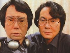 Konstruktér Hiroši Išiguro zkonstruoval své robotické dvojče. Zřejmě ještě poznáte, kdo je kdo.