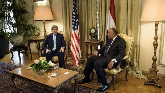 Šéf americké diplomacie John Kerry se nejprve sešel se svým egyptským protějškem Samím Šukrím.