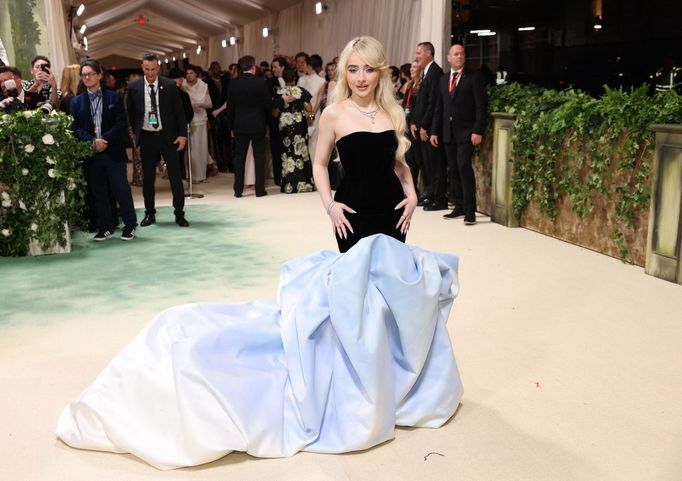 Sabrina Carpenter na květnovém plesu Met Gala.