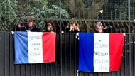 Před domem Nicolase Sarkozyho stojí lidé s francouzskými vlajkami a s nápisy „Courage Nicolas, reviens vite“ (Drž se, Nicolasi, vrať se brzy) a „La vraie France avec Nicolas“ (Pravá Francie stojí při Nicolasovi).