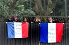 Před domem Nicolase Sarkozyho stojí lidé s francouzskými vlajkami a s nápisy „Courage Nicolas, reviens vite“ (Drž se, Nicolasi, vrať se brzy) a „La vraie France avec Nicolas“ (Pravá Francie stojí při Nicolasovi).