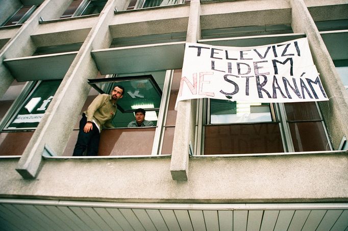 Ukázky snímků z výstavy „TELEVIZI LIDEM, NE STRANÁM - 20. výročí televizní krize v roce 2000“, která má vernisáž 10. 1. 2021 v Praze.