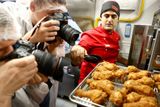 Málokdy se stane, že je na smažená kuřata upřeno tolik fotoaparátu a kamer. Premiéru nové sítě Rostic's ale v Rusku provází velká mediální a marketingová kampaň.