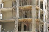 Lidé kontrolují, jak pokračuje rekonstrukce jejich bytu ve zničené budově na předměstí Bejrútu.