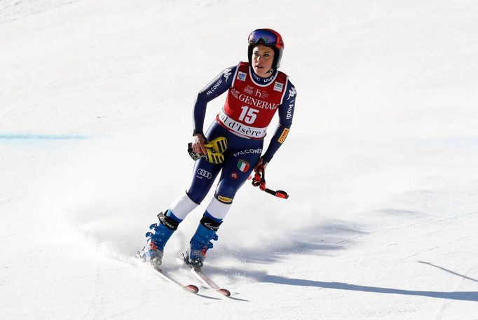 Federica Brignoneová při sjezdu ve Val d´Isere. Po tvrdém pádu dojela do cíle po svých