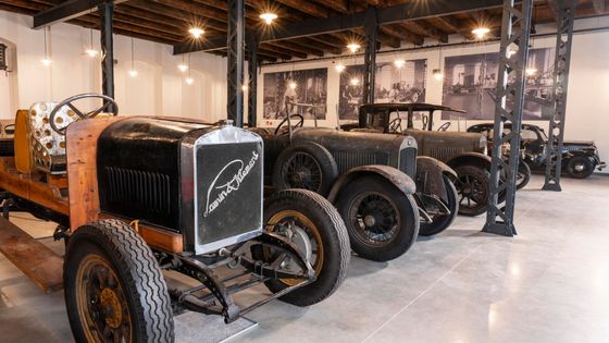 Mohl z toho být hotel, naštěstí tu "spí krása". Jedinečné patinovky Škody mají domov