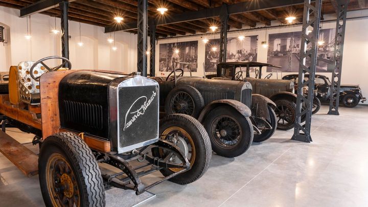 Mohl z toho být hotel, naštěstí tu "spí krása". Jedinečné patinovky Škody mají domov